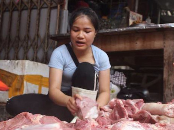 Người nhà hai phụ nữ hắt dầu luyn trộn chất thải vào sạp thịt lợn đến "xin lỗi, mong rút đơn"
