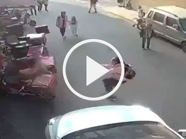 Video: Nữ sinh tiểu học lao người cố hứng bé trai rơi từ tầng 3 xuống đất