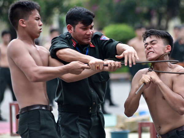 Sinh viên cảnh sát biểu diễn võ thuật, giải cứu con tin