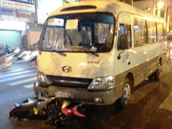 TP.HCM: Xe khách đâm xe máy trong đêm, người đàn ông nguy kịch