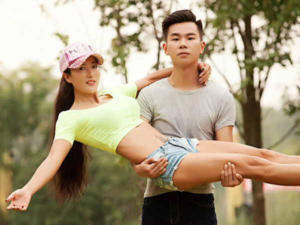 Bà mẹ U50 bị nhầm là người yêu của con trai vì quá trẻ