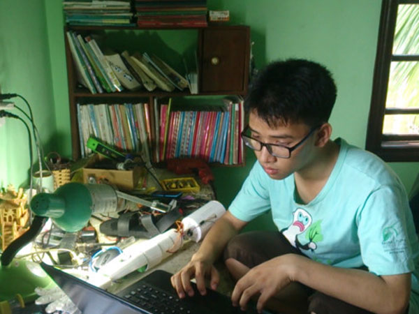 Cậu học trò chế "cánh tay robot" nhận visa đi Mỹ chỉ sau một tiếng
