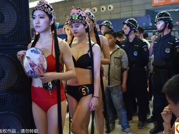 Cuộc thi sắc đẹp TQ kết hợp bikini và cổ trang, bị chê phản văn hóa