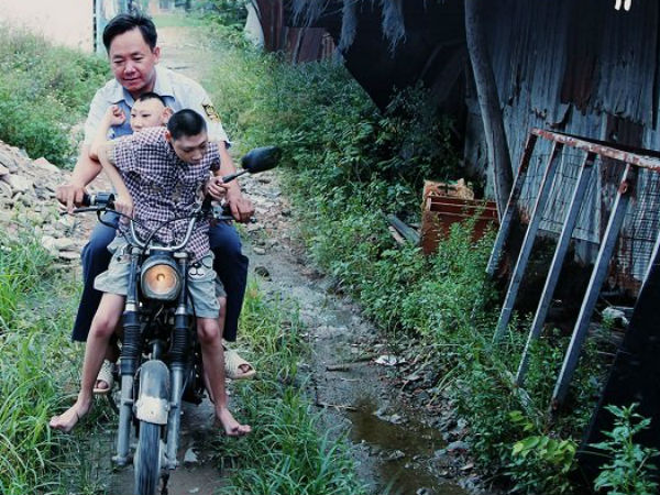 Đau lòng trước cuộc sống cơ cực của người cha nuôi con bị teo não
