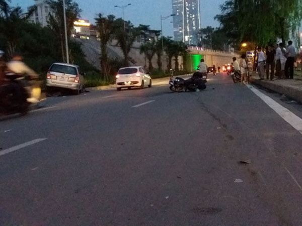 Hà Nội: Xe ô tô "điên" tông hàng loạt xe máy, xe đạp khiến ít nhất 5 người nhập viện