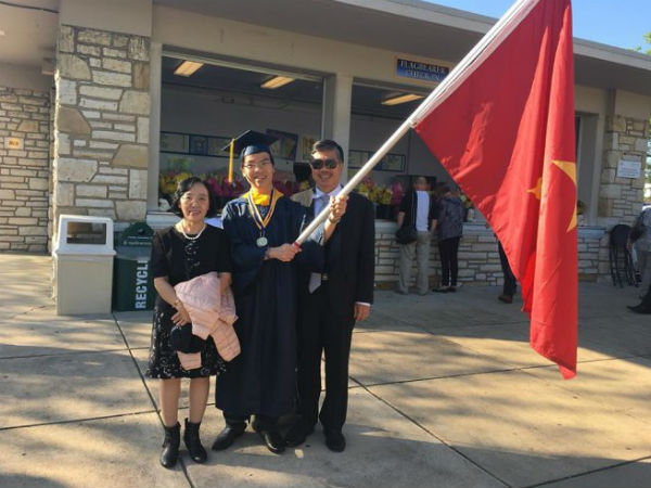 Lê Quang Liêm tốt nghiệp hạng xuất sắc ở đại học Webster