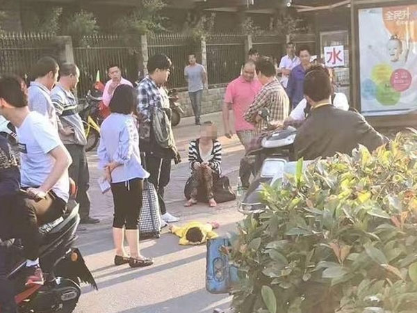 Sốc: Bé gái bị mẹ đẻ giẫm đạp lên người, bỏ rơi giữa đường vì nghi mắc bệnh