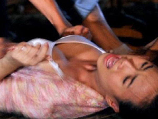 Cô gái trẻ bị nhóm yêu râu xanh cưỡng hiếp rồi đập vỡ đầu