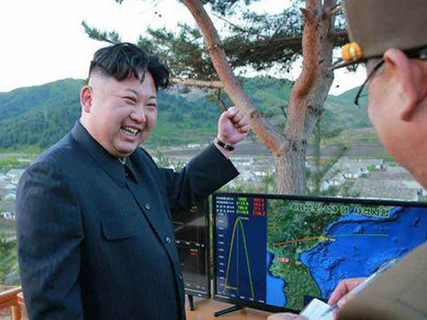 Kim Jong-un tươi cười ăn mừng phóng tên lửa "hạt nhân"