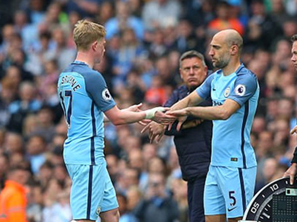 Man City chia tay Zabaleta, mở màn cuộc "đại phẫu" đội hình