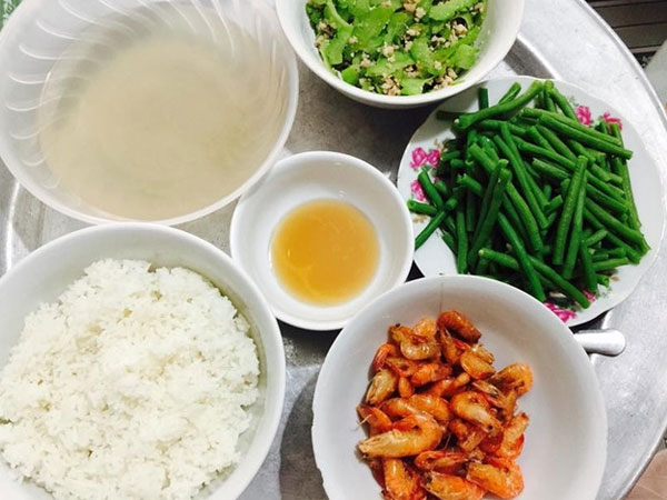 Mẹ chồng chăm ngày 3 bữa cơm đầy ắp thức ăn, nàng dâu này vẫn lên mạng than khổ
