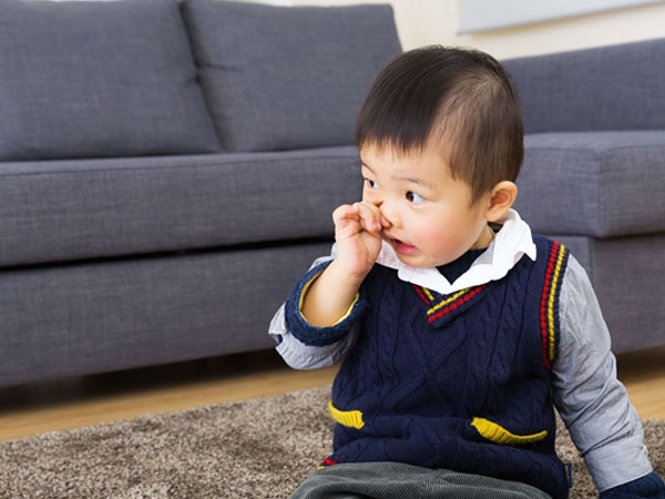 "Ngã ngửa" vì con khỏe mạnh, không ốm đau nhờ... ăn gỉ mũi