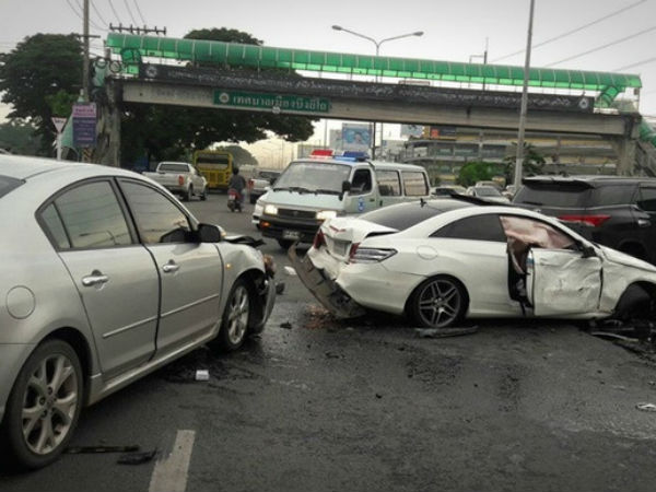 Phát hiện chồng đang chở bồ nhí, vợ cuồng ghen lao thẳng ô tô vào Mercedes của chồng