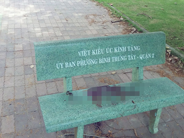 Thi thể có vết thương trên ghế đá bệnh viện
