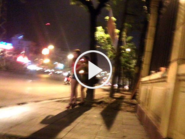 Video: Gái mại dâm thuê bảo kê chở đi mời khách công khai trên "phố vẫy"