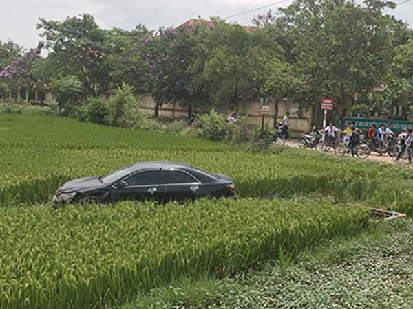 Xe Camry tông chết 3 học sinh trên đường làng