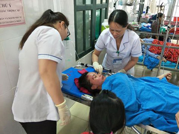 Xe tải đi ngược chiều đâm xe khách, 7 người thương vong