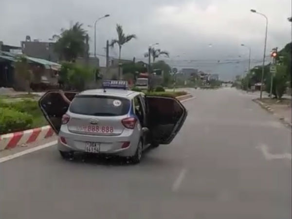 Xe taxi mở bung cửa lao nhanh trên đại lộ