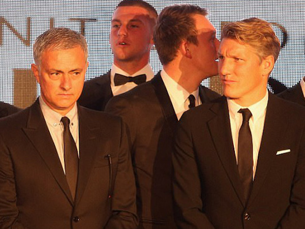 2 tháng sau khi rời Old Trafford, cựu sao Man United hé lộ chuyện Mourinho bị "giật dây"