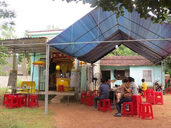 Anh chết bất thường, em bị triệu tập