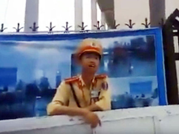 Chấn chỉnh cảnh sát giao thông chửi bậy