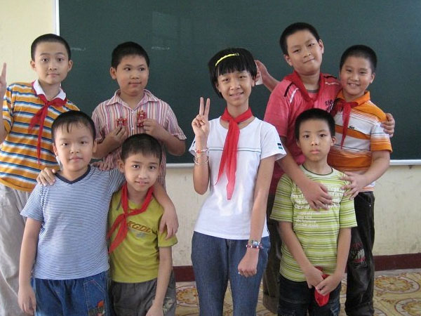 "Hiệu trưởng ném học bạ vào mặt, bắt tôi bế con về"