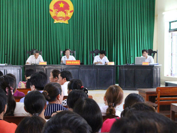 Học sinh bị ném thước mù mắt, trường phải "đền" 109 triệu đồng