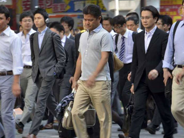 Không rượu, không xe, không "nghiện" việc, đàn ông Nhật đang làm gì?