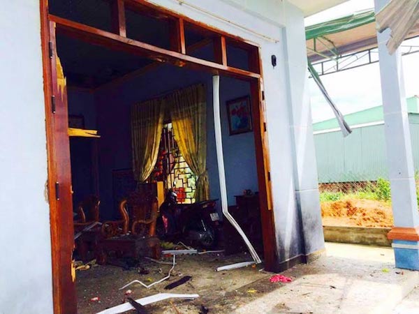 Kon Tum: Một nhà dân tan nát vì bị ném mìn lúc nửa đêm