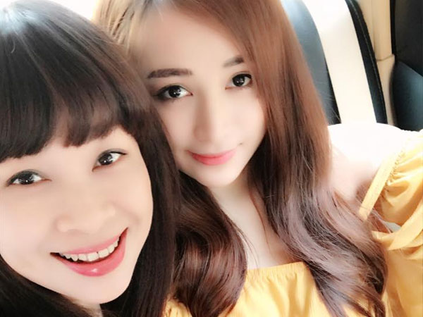 Mẹ U50 ở Lào Cai gây sốt vì "đọ sắc" với con gái đẹp như hoa hậu