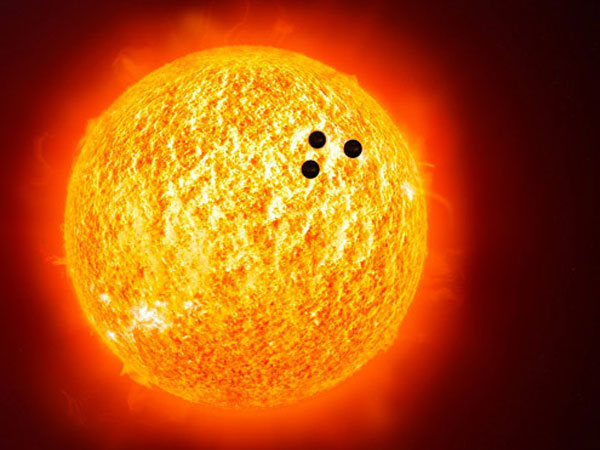 NASA phát hiện 3 UFO khổng lồ của "người ngoài hành tinh"