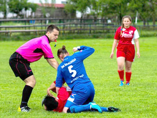 Nữ cầu thủ vật ngã, ngồi lên lưng và đấm liên tiếp vào đầu đối thủ