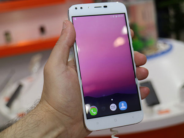 Smartphone đầu tiên trên thế giới có 4 camera