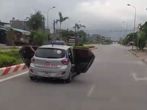 Sự thật taxi mở bung 2 cửa lao vun vút trên đường