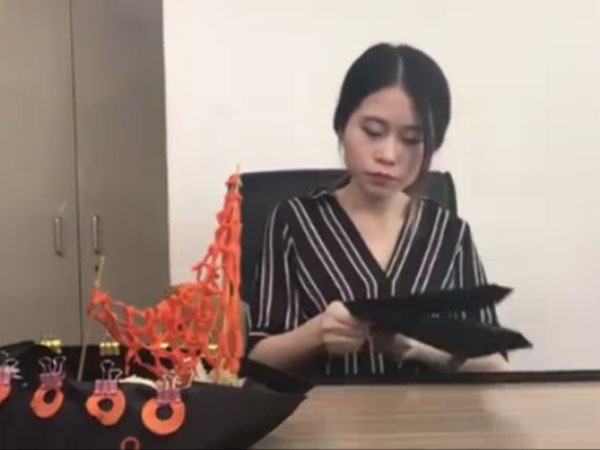 Video: Thánh nữ ham ăn mở tiệc sushi băng chuyền tại văn phòng