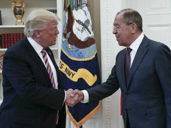 Trump có được phép tiết lộ thông tin mật hay không?