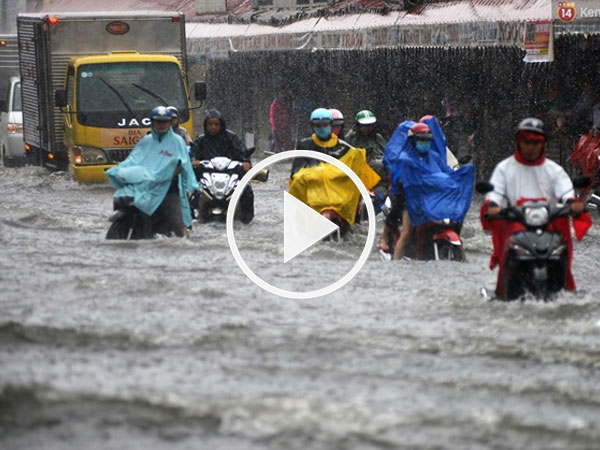 Video: Nước cuồn cuộn trên đường sau cơn mưa lớn ở Sài Gòn