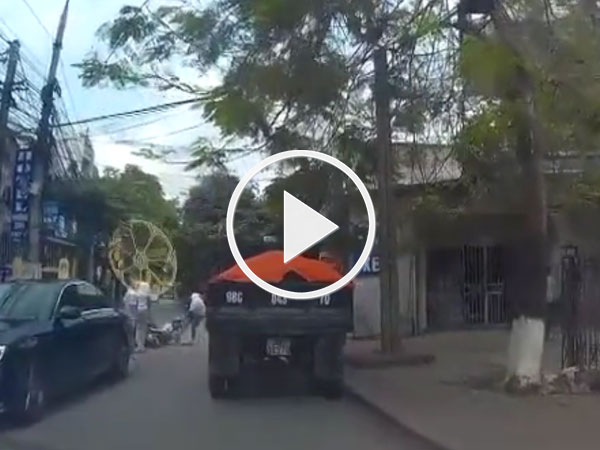 Video: Sau va chạm, nhóm côn đồ đi xe Mercedes đánh lái xe máy dã man