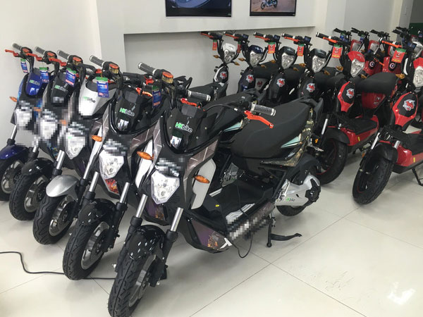 Xe máy điện có số lùi như... ô tô (!)