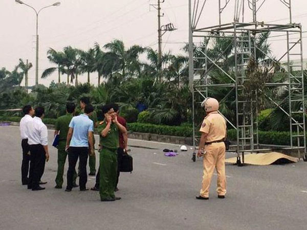 Bảo vệ bị điện giật chết khi lắp đèn chiếu sáng