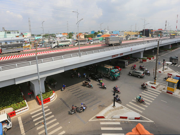 Cầu vượt hơn 500 tỷ đồng phía Tây TP HCM thông xe trước 3 tháng