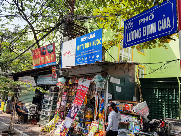 Dãy cửa hàng siêu nhỏ tồn tại 30 năm ở Hà Nội