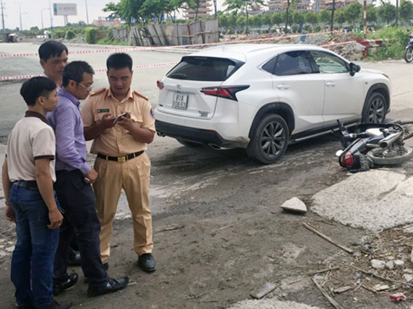 Hơn chục người nâng ôtô Lexus cứu phụ nữ kẹt dưới gầm
