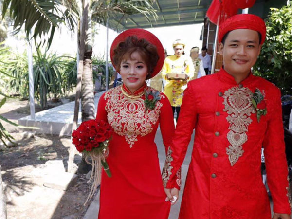 "Hot boy trà sữa" cưới ở quê, rước dâu bằng xe sang