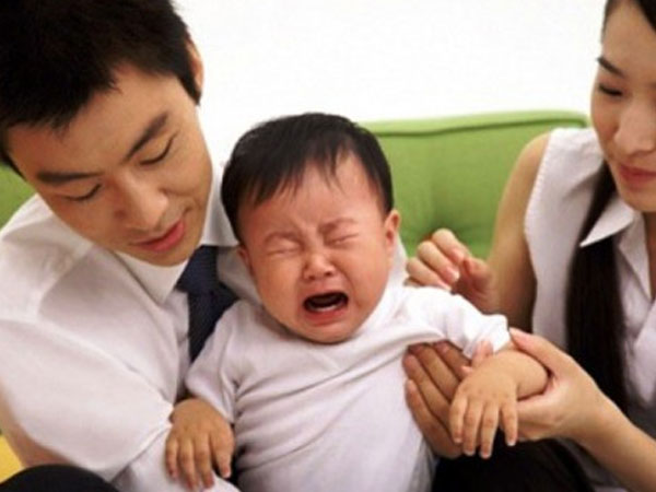 Làm gì khi con hay khóc và ăn vạ?