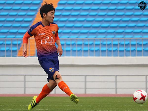 Lương Xuân Trường lần đầu đá chính cho Gangwon FC