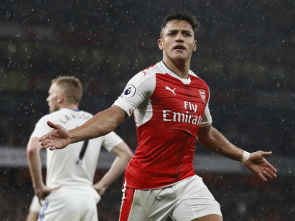 Sanchez lập cú đúp, Arsenal cách top 4 một điểm trước vòng cuối
