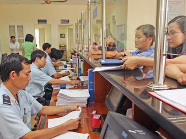 Thay vài cái bóng điện, mất... 20 triệu đồng