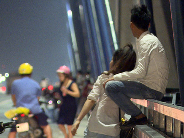 Vô tư vi phạm luật trên cây cầu dây văng lớn nhất Việt Nam
