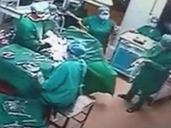 Bác sĩ và vợ y tá đánh nhau trong phòng mổ